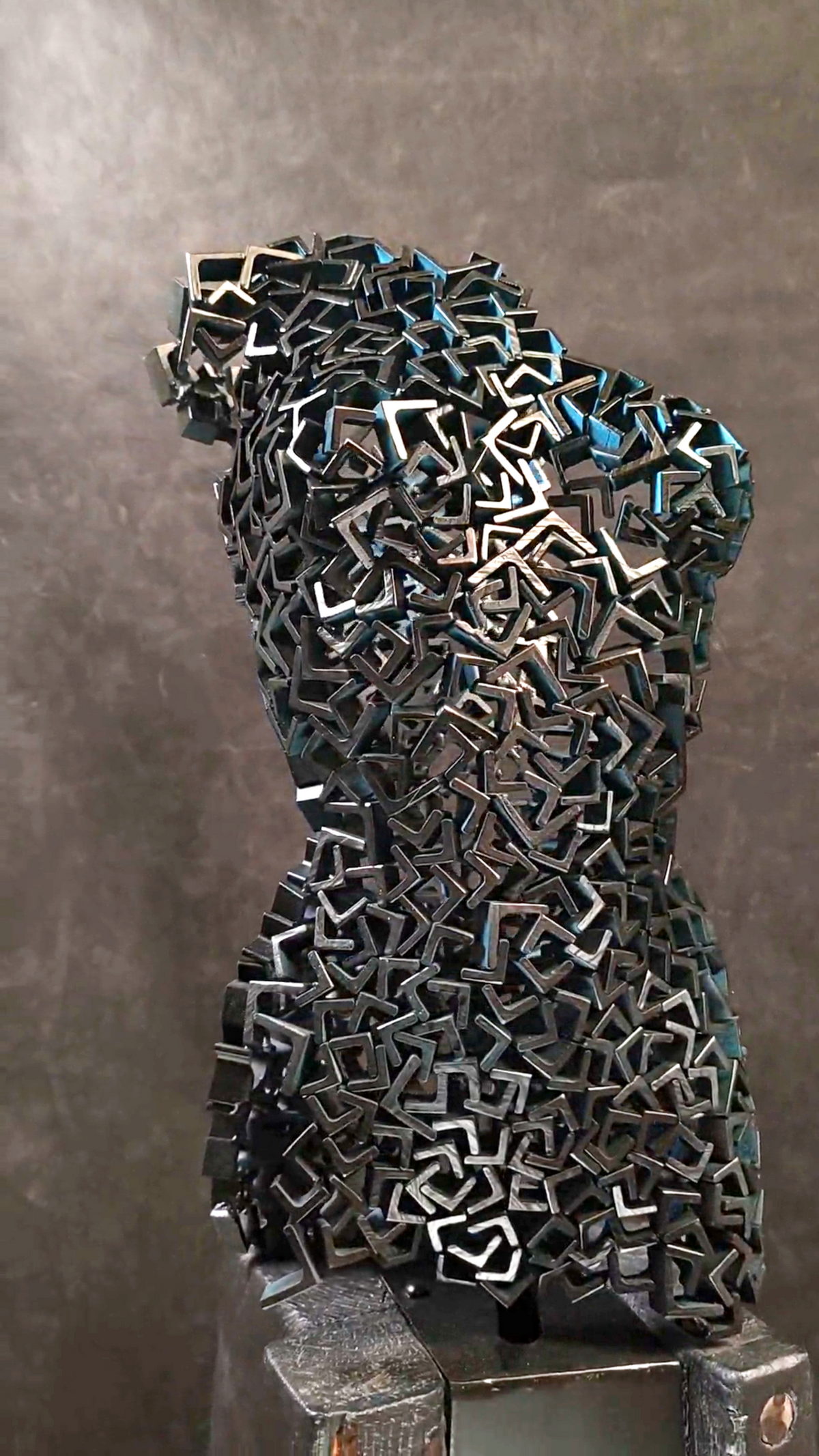 scultura metallo donna, Rebirth 05, arte resilienza, rinascita, scultura ferro, corpo femminile metallico, arte contemporanea, scultura modulare, design industriale, opera d’arte italiana, frammenti di ferro, arte trasformazione