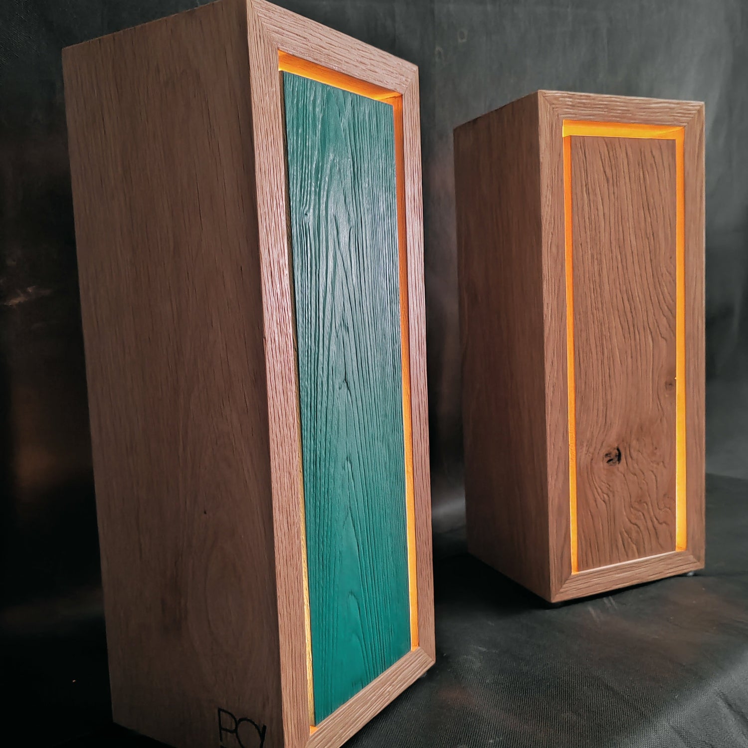 Perfette per chi ama home decor, design d’interni, minimal e industrial, queste lampade e tavoli arricchiscono living, studi, uffici e yacht design. Unici nella combinazione di legno, metallo e resina, fondono artigianato e stile contemporaneo.