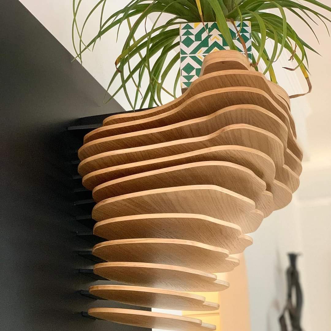 Busto femminile stratificato, decorazione da parete moderna e esclusiva per salotti, uffici e spazi creativi. Edizione limitata.