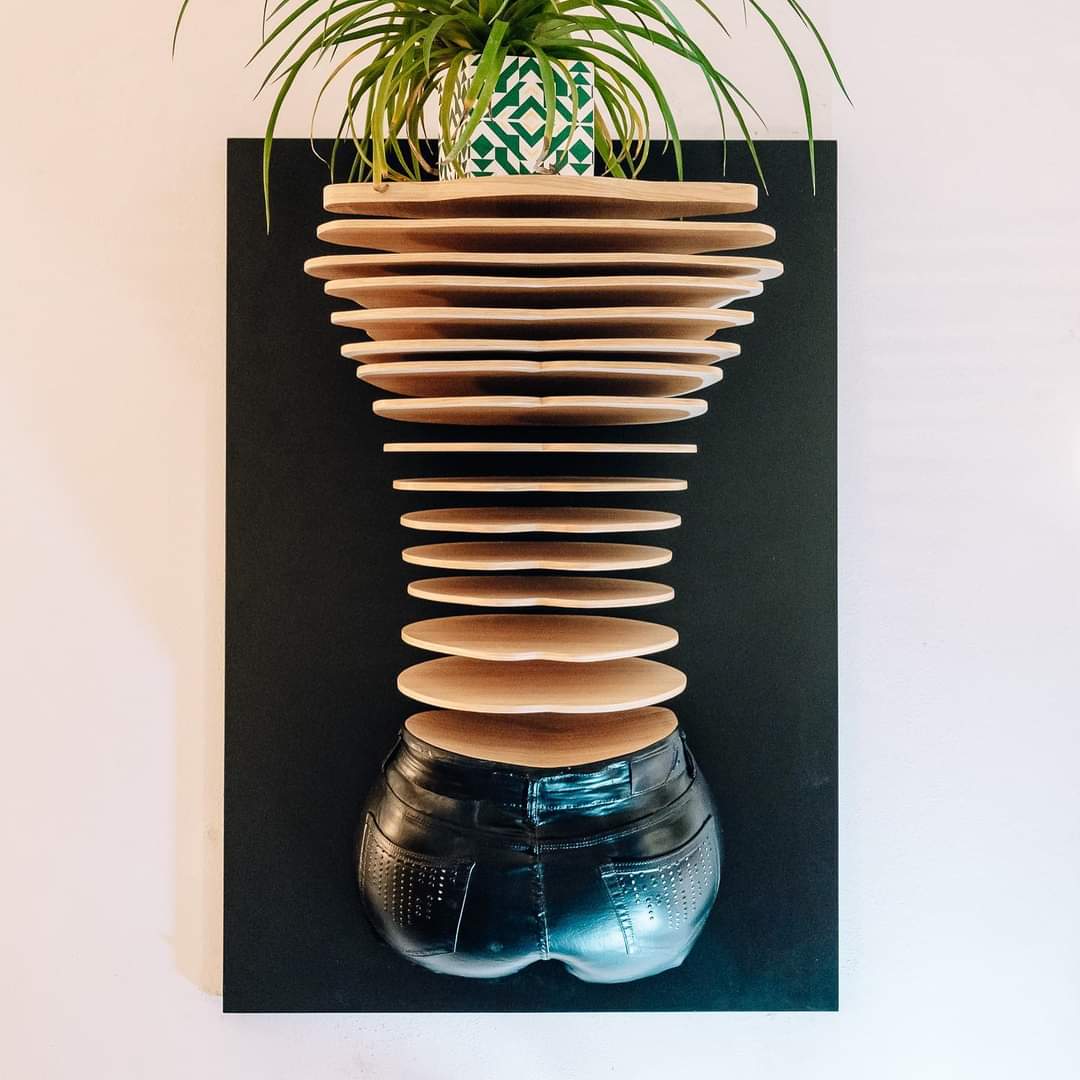 Busto femminile stratificato, decorazione da parete moderna e esclusiva per salotti, uffici e spazi creativi. Edizione limitata.