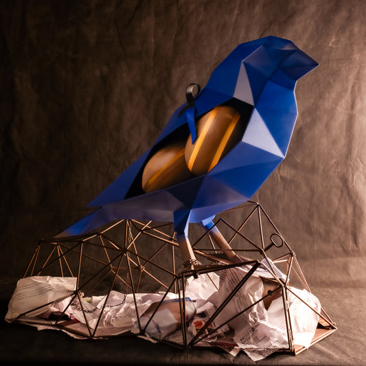 scultura ferro, scultura uccello, rinascita, resilienza, speranza, arte contemporanea, scultura simbolica, uccello in volo, artigianato metallico, messaggio di vita, opera d’arte italiana