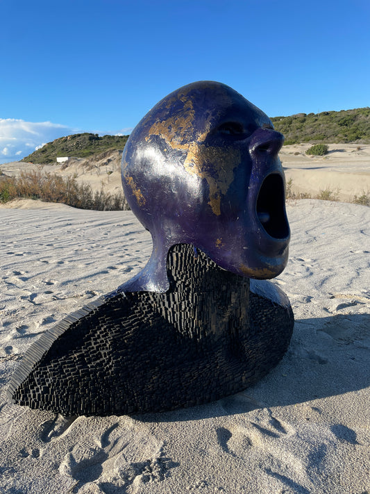scultura vetroresina legno, mare di sardegna,scultura girevole, Murmur scultura, arte ecologista, scultura ambientale, arte contemporanea vetroresina, design sostenibile, scultura donna in volo, scultura resina fibra, base rotante, scultura simbolica, arte attivista, scultura messaggio ambientale, installazione vetroresina legno, scultura moderna