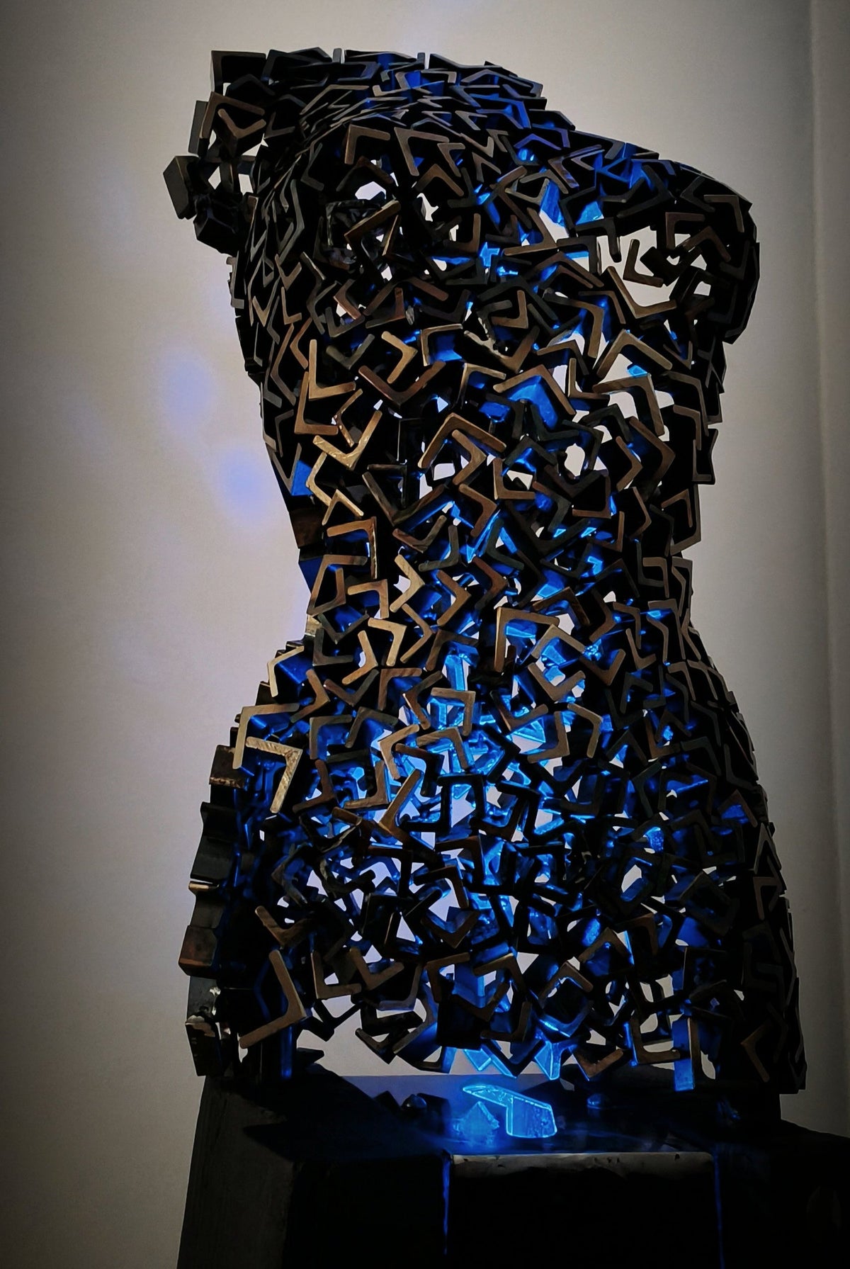 scultura metallo donna, Rebirth 05, arte resilienza, rinascita, scultura ferro, corpo femminile metallico, arte contemporanea, scultura modulare, design industriale, opera d’arte italiana, frammenti di ferro, arte trasformazione
