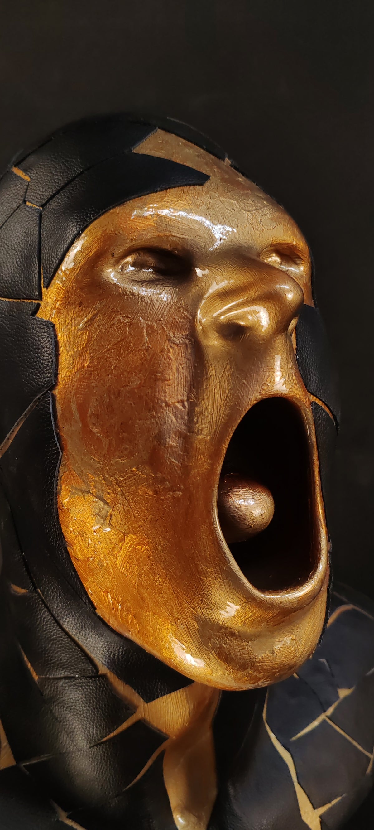 è una scultura in resina dorata che frammenta con eleganza il busto maschile, fondendo linee geometriche e superfici materiche. Un’opera di arte contemporanea e design scultoreo che unisce precisione artigianale e pura poesia visiva, perfetta per chi cerca un elemento di lusso e forte impatto in ambienti moderni.