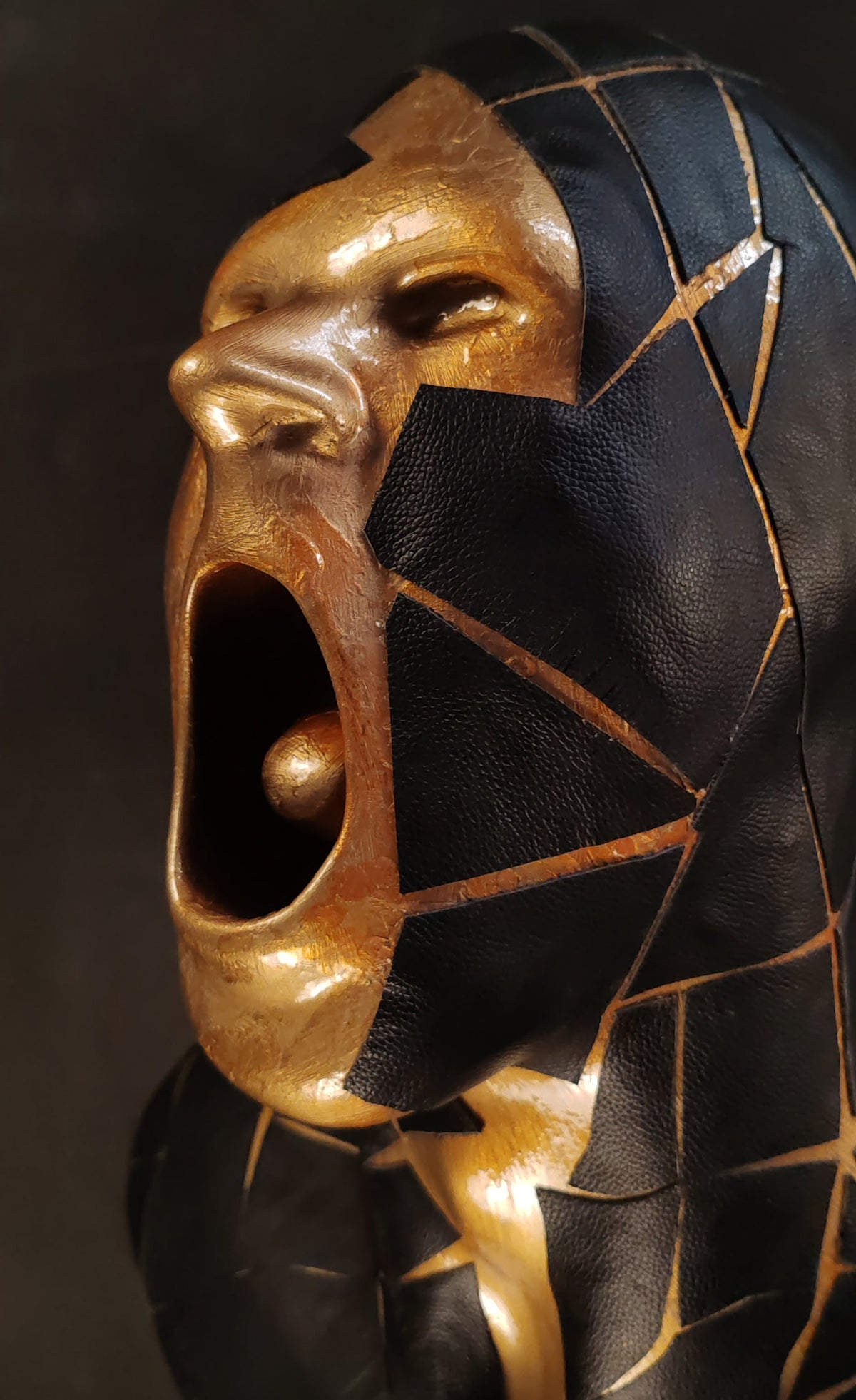 The Gentle Erosion è una scultura in resina dorata che frammenta con eleganza il busto maschile, fondendo linee geometriche e superfici materiche. Un’opera di arte contemporanea e design scultoreo che unisce precisione artigianale e pura poesia visiva, perfetta per chi cerca un elemento di lusso e forte impatto in ambienti moderni.