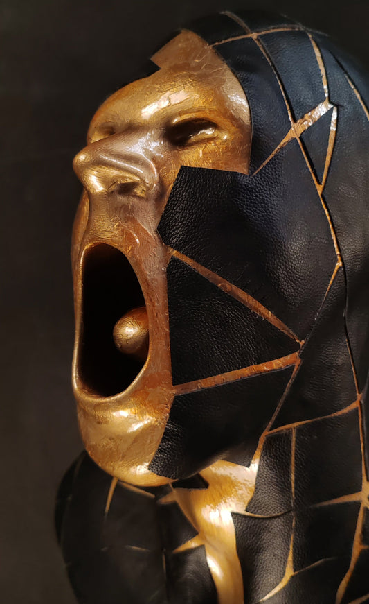 The Gentle Erosion è una scultura in resina dorata che frammenta con eleganza il busto maschile, fondendo linee geometriche e superfici materiche. Un’opera di arte contemporanea e design scultoreo che unisce precisione artigianale e pura poesia visiva, perfetta per chi cerca un elemento di lusso e forte impatto in ambienti moderni.