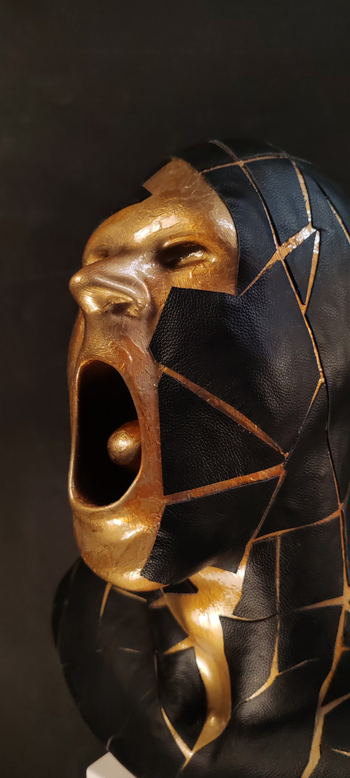 è una scultura in resina dorata che frammenta con eleganza il busto maschile, fondendo linee geometriche e superfici materiche. Un’opera di arte contemporanea e design scultoreo che unisce precisione artigianale e pura poesia visiva, perfetta per chi cerca un elemento di lusso e forte impatto in ambienti moderni.