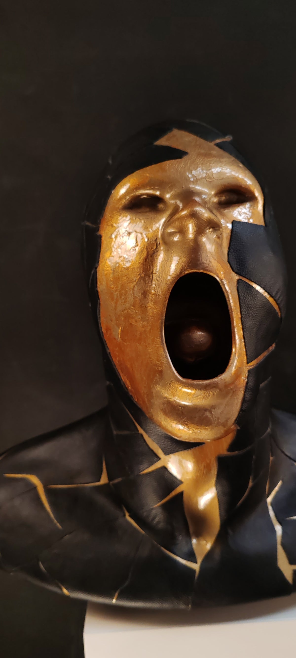 è una scultura in resina dorata che frammenta con eleganza il busto maschile, fondendo linee geometriche e superfici materiche. Un’opera di arte contemporanea e design scultoreo che unisce precisione artigianale e pura poesia visiva, perfetta per chi cerca un elemento di lusso e forte impatto in ambienti moderni.