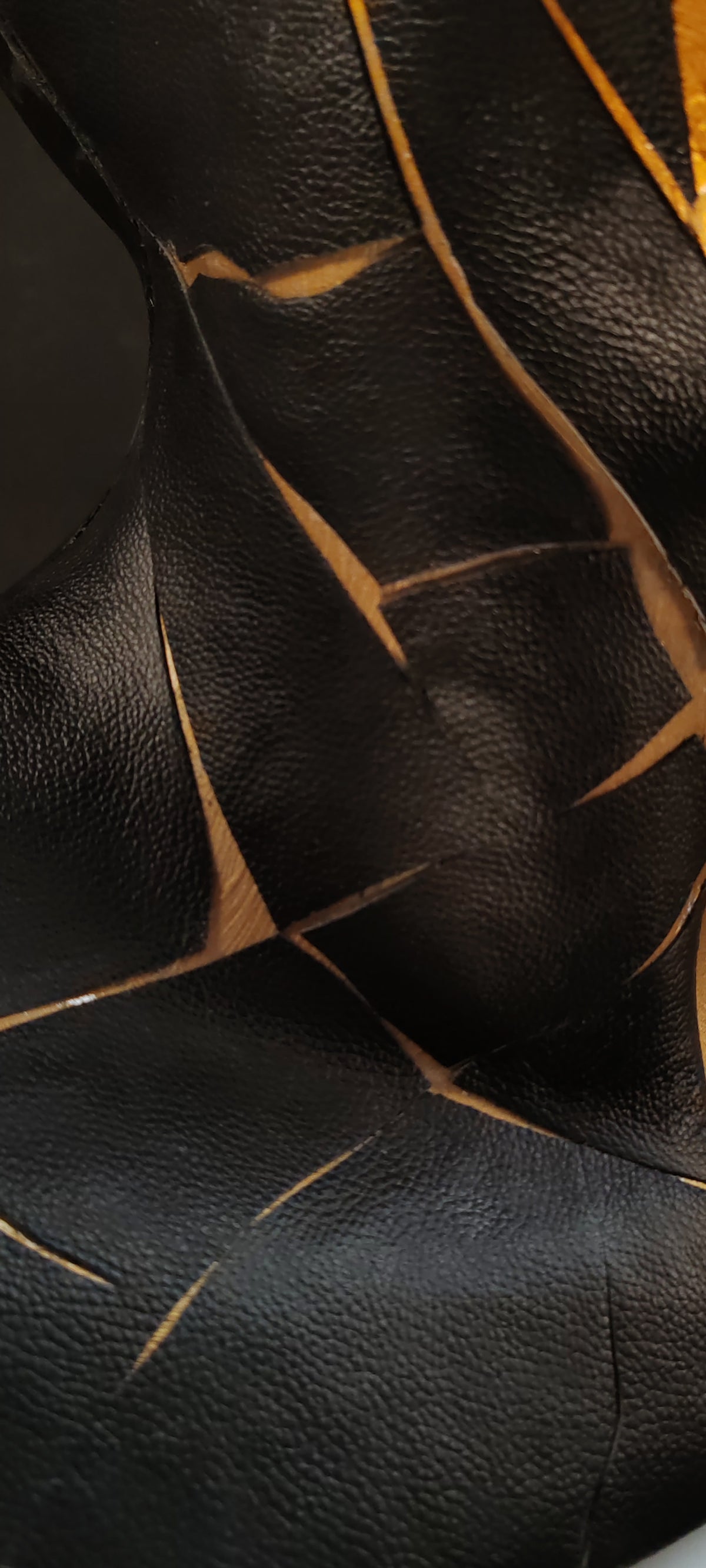 è una scultura in resina dorata che frammenta con eleganza il busto maschile, fondendo linee geometriche e superfici materiche. Un’opera di arte contemporanea e design scultoreo che unisce precisione artigianale e pura poesia visiva, perfetta per chi cerca un elemento di lusso e forte impatto in ambienti moderni.