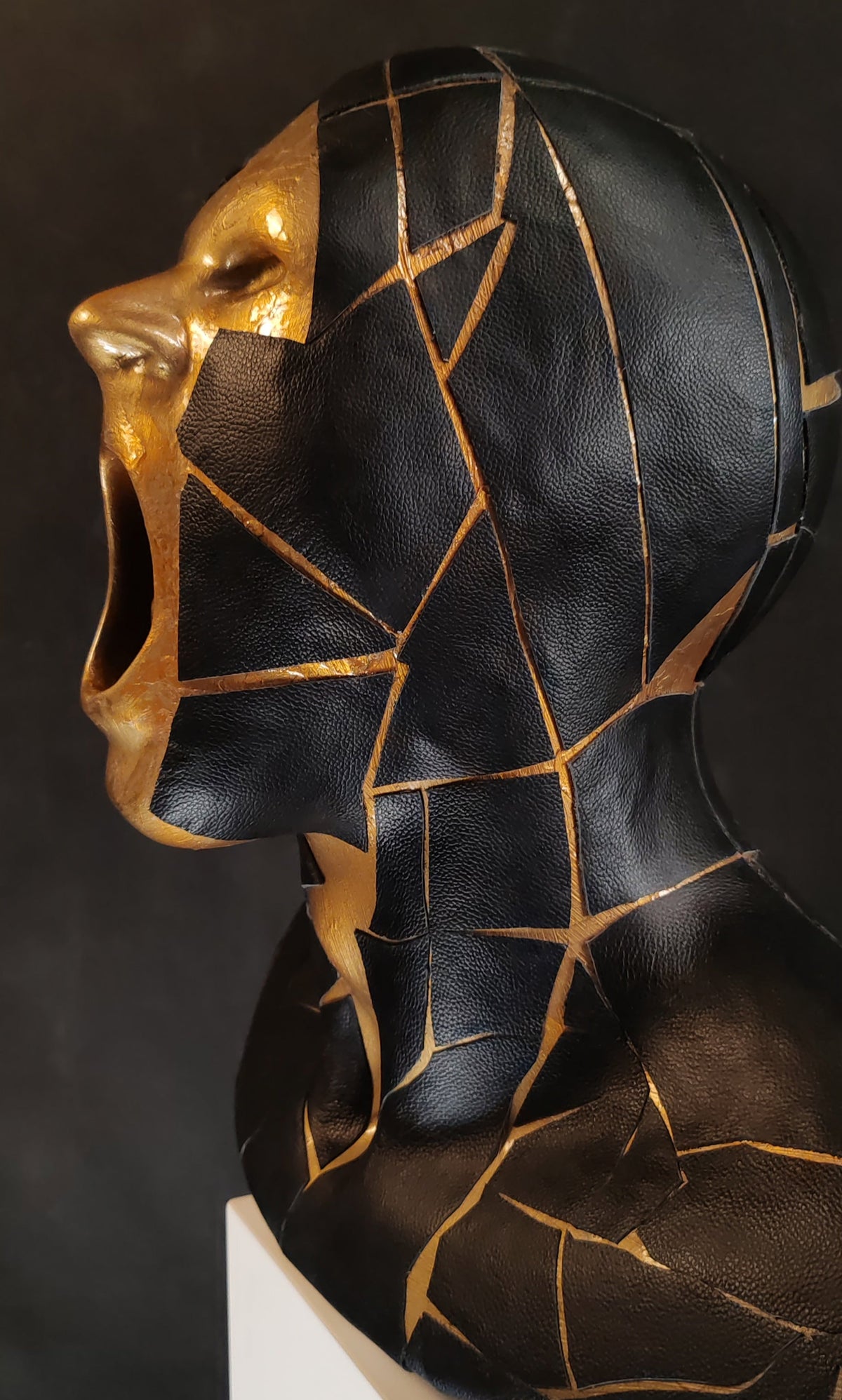 è una scultura in resina dorata che frammenta con eleganza il busto maschile, fondendo linee geometriche e superfici materiche. Un’opera di arte contemporanea e design scultoreo che unisce precisione artigianale e pura poesia visiva, perfetta per chi cerca un elemento di lusso e forte impatto in ambienti moderni.