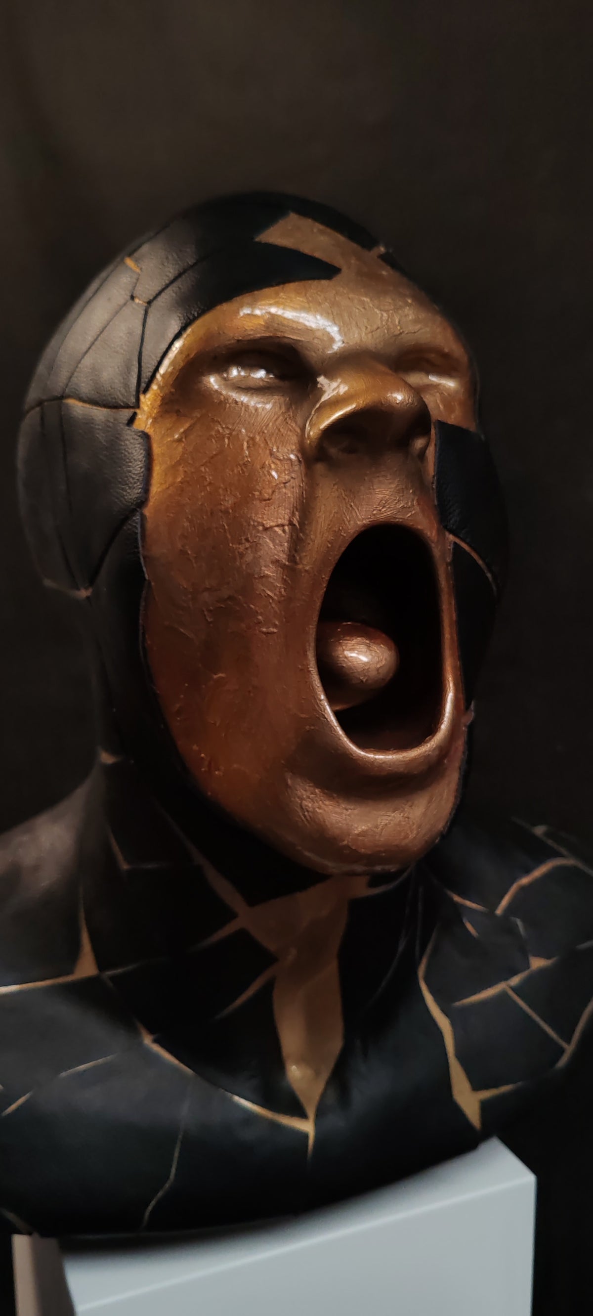 è una scultura in resina dorata che frammenta con eleganza il busto maschile, fondendo linee geometriche e superfici materiche. Un’opera di arte contemporanea e design scultoreo che unisce precisione artigianale e pura poesia visiva, perfetta per chi cerca un elemento di lusso e forte impatto in ambienti moderni.