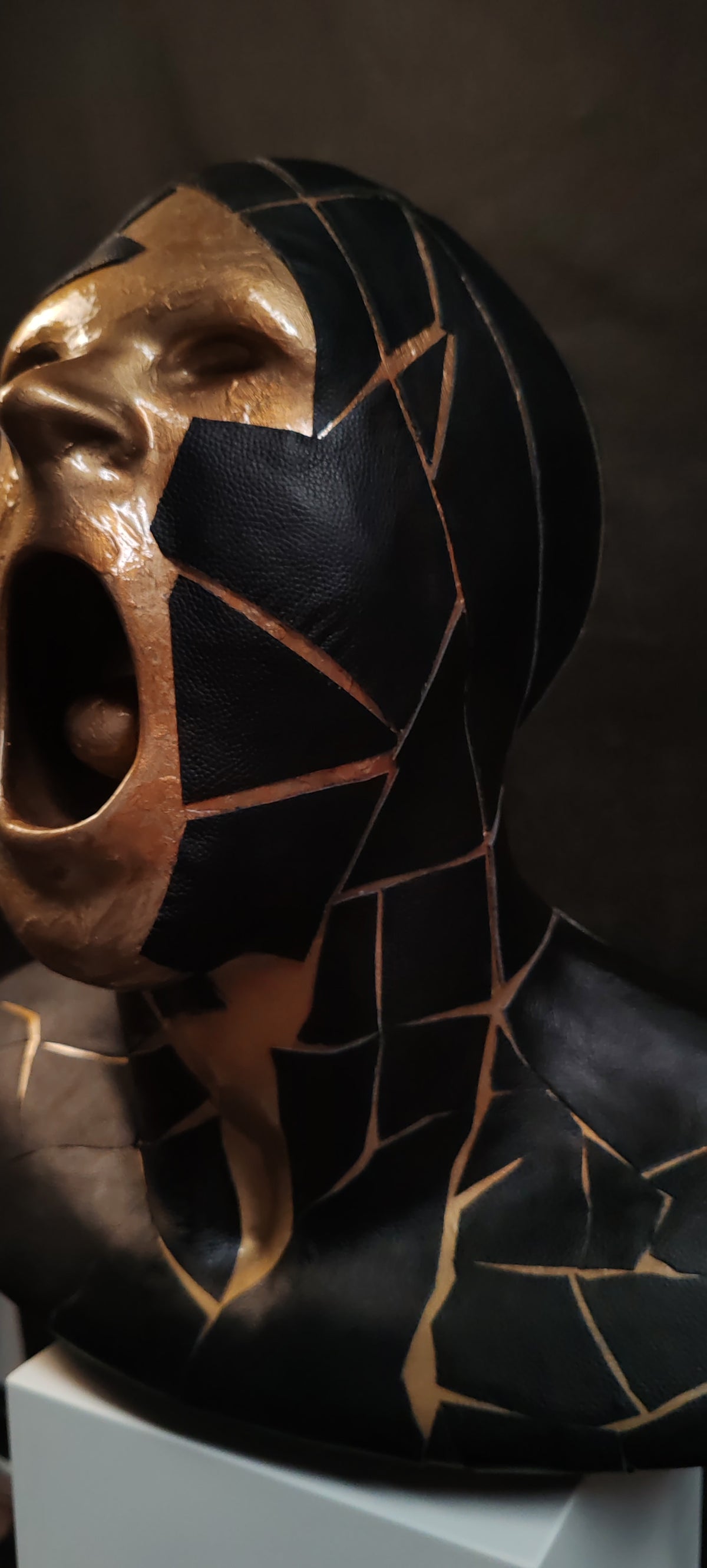 è una scultura in resina dorata che frammenta con eleganza il busto maschile, fondendo linee geometriche e superfici materiche. Un’opera di arte contemporanea e design scultoreo che unisce precisione artigianale e pura poesia visiva, perfetta per chi cerca un elemento di lusso e forte impatto in ambienti moderni.