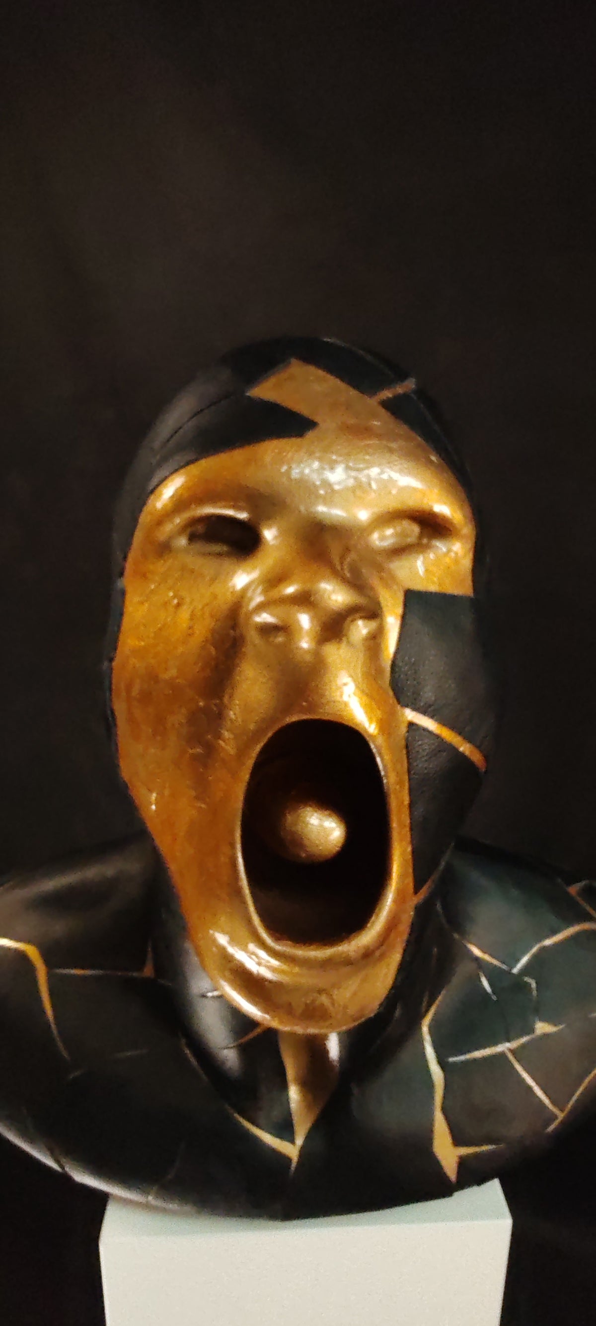 è una scultura in resina dorata che frammenta con eleganza il busto maschile, fondendo linee geometriche e superfici materiche. Un’opera di arte contemporanea e design scultoreo che unisce precisione artigianale e pura poesia visiva, perfetta per chi cerca un elemento di lusso e forte impatto in ambienti moderni.