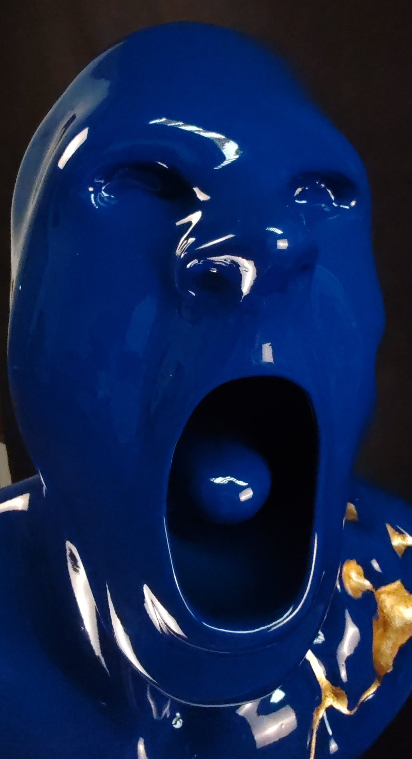 Busto maschile in resina blu cobalto con inserti in foglia oro, un pezzo moderno ed elegante, perfetto per salotti, uffici o spazi creativi e giardini, esclusivo