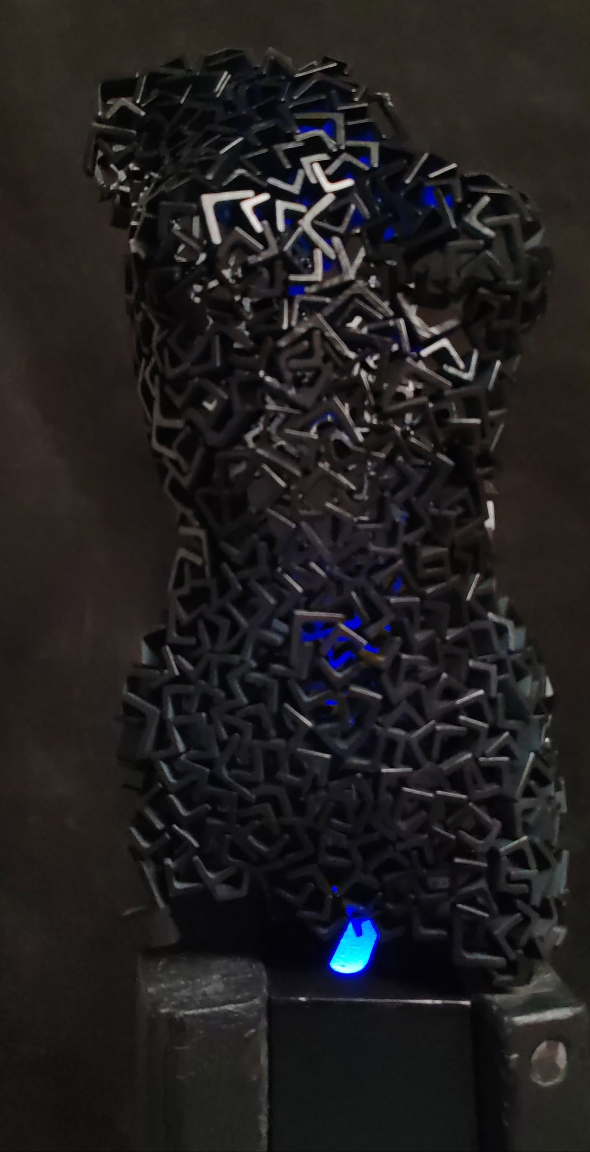 scultura metallo donna, Rebirth 05, arte resilienza, rinascita, scultura ferro, corpo femminile metallico, arte contemporanea, scultura modulare, design industriale, opera d’arte italiana, frammenti di ferro, arte trasformazione
