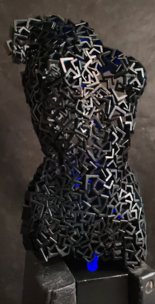 scultura metallo donna, Rebirth 05, arte resilienza, rinascita, scultura ferro, corpo femminile metallico, arte contemporanea, scultura modulare, design industriale, opera d’arte italiana, frammenti di ferro, arte trasformazione
