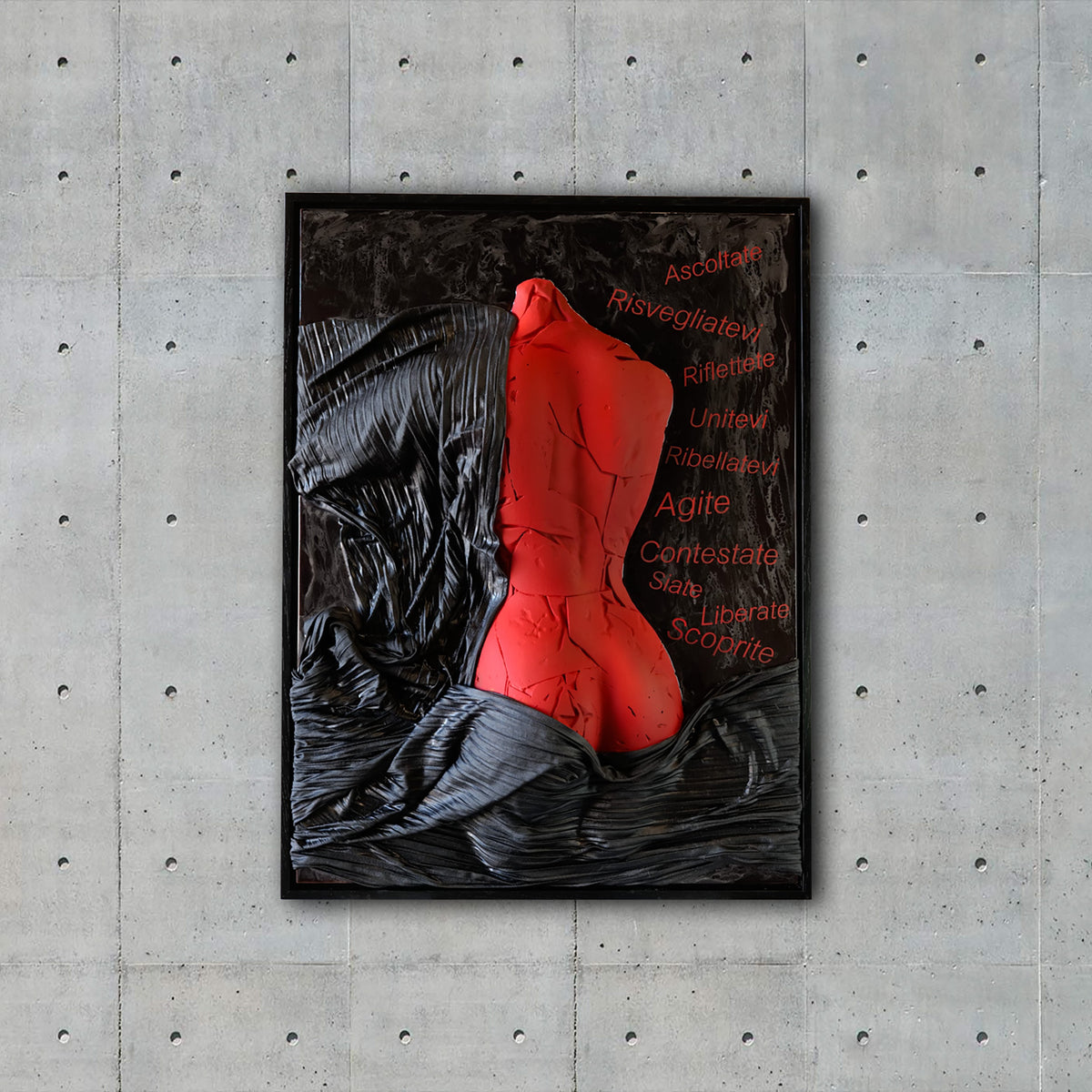 Materialità–opera 3D in resina su tela: torso femminile rosso emergente da drappeggi neri tridimensionali con parole di risveglio. Arte contemporanea materica, design e messaggio collettivo.
