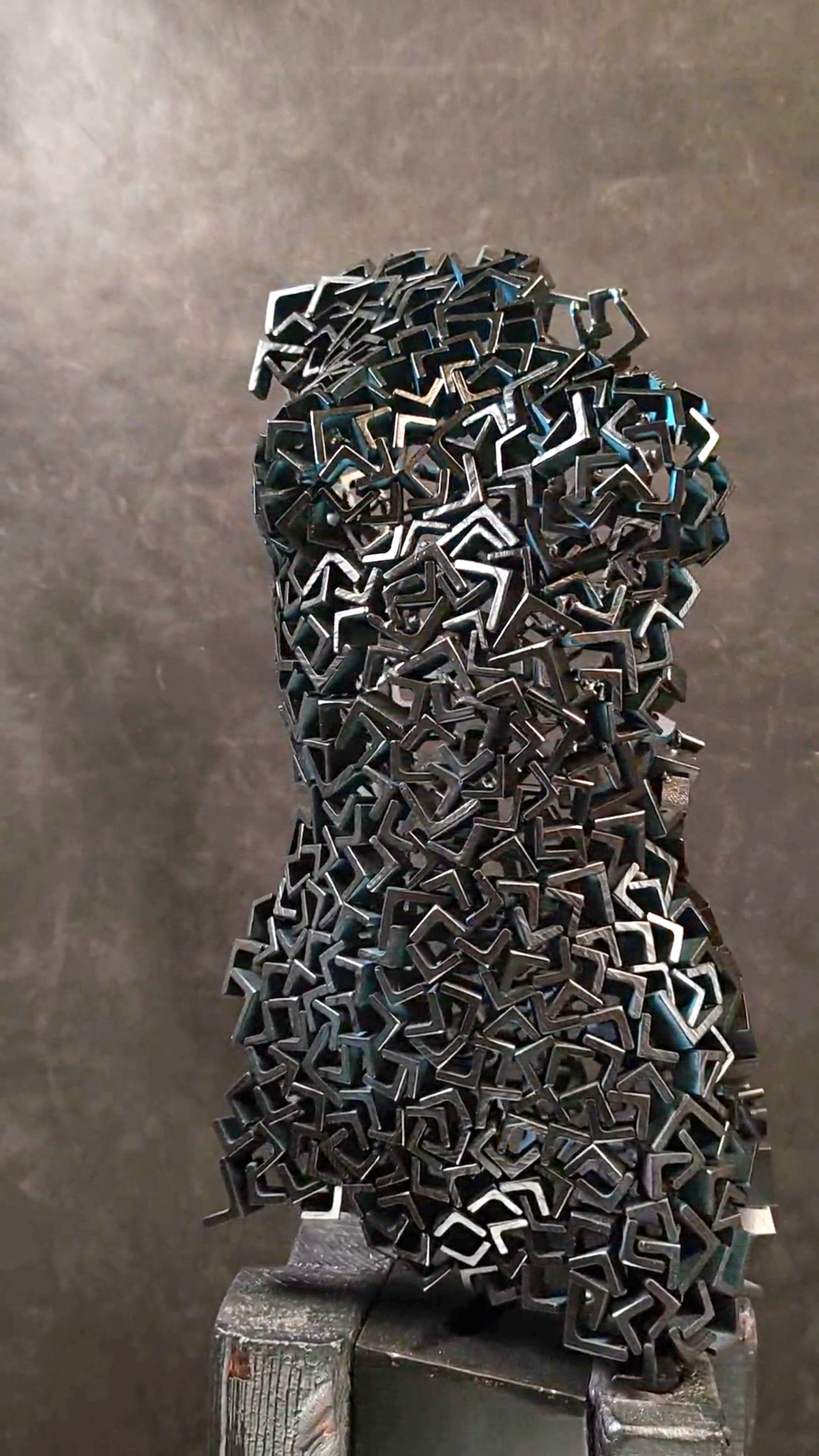scultura metallo donna, Rebirth 05, arte resilienza, rinascita, scultura ferro, corpo femminile metallico, arte contemporanea, scultura modulare, design industriale, opera d’arte italiana, frammenti di ferro, arte trasformazione
