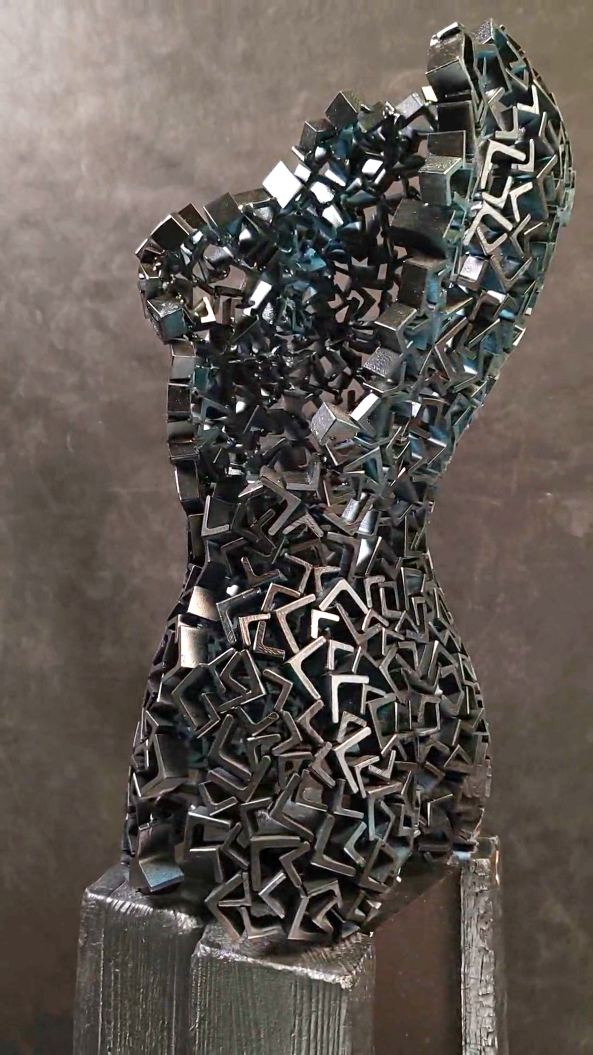 scultura metallo donna, Rebirth 05, arte resilienza, rinascita, scultura ferro, corpo femminile metallico, arte contemporanea, scultura modulare, design industriale, opera d’arte italiana, frammenti di ferro, arte trasformazione
