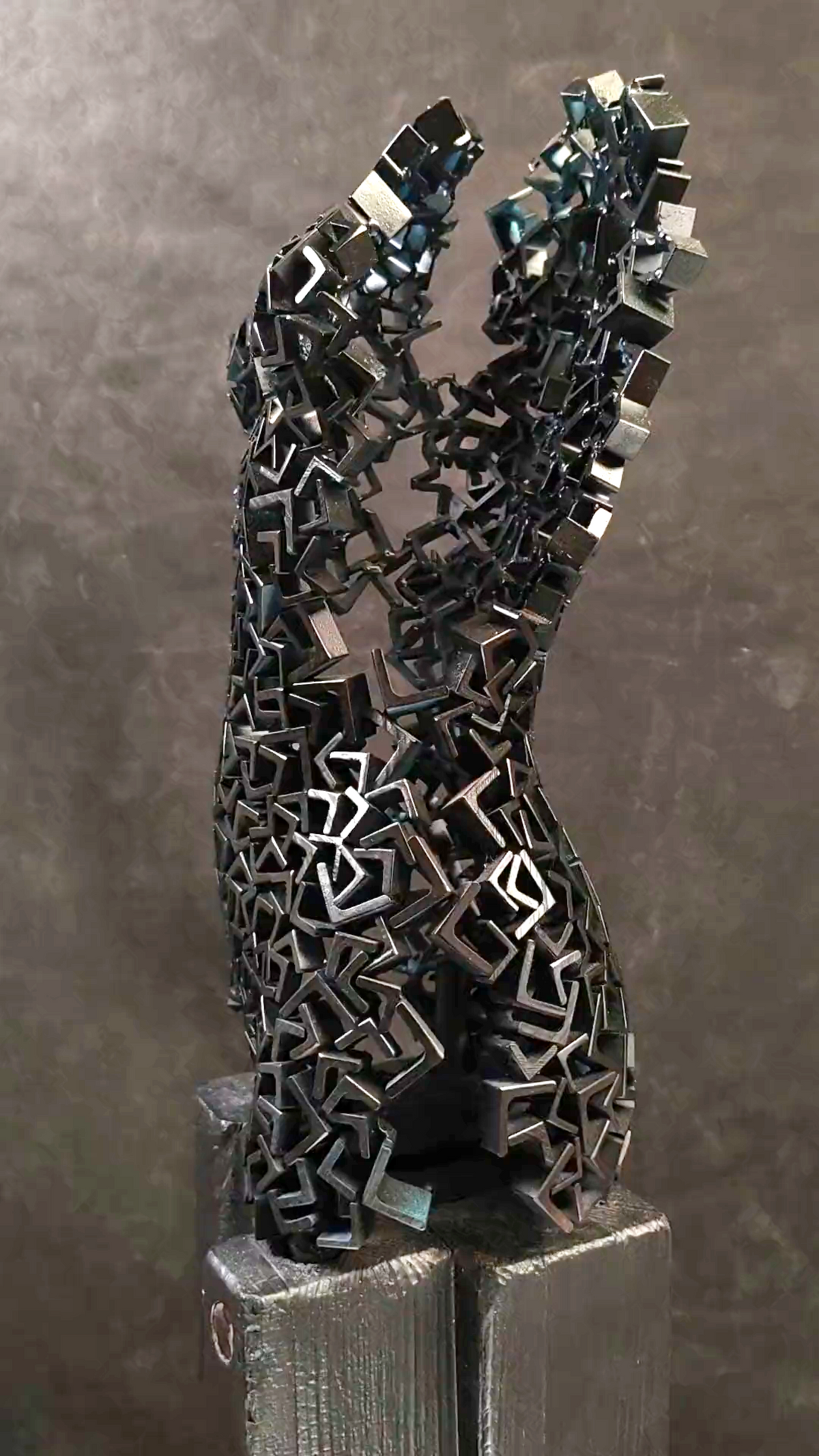 scultura metallo donna, Rebirth 05, arte resilienza, rinascita, scultura ferro, corpo femminile metallico, arte contemporanea, scultura modulare, design industriale, opera d’arte italiana, frammenti di ferro, arte trasformazione
