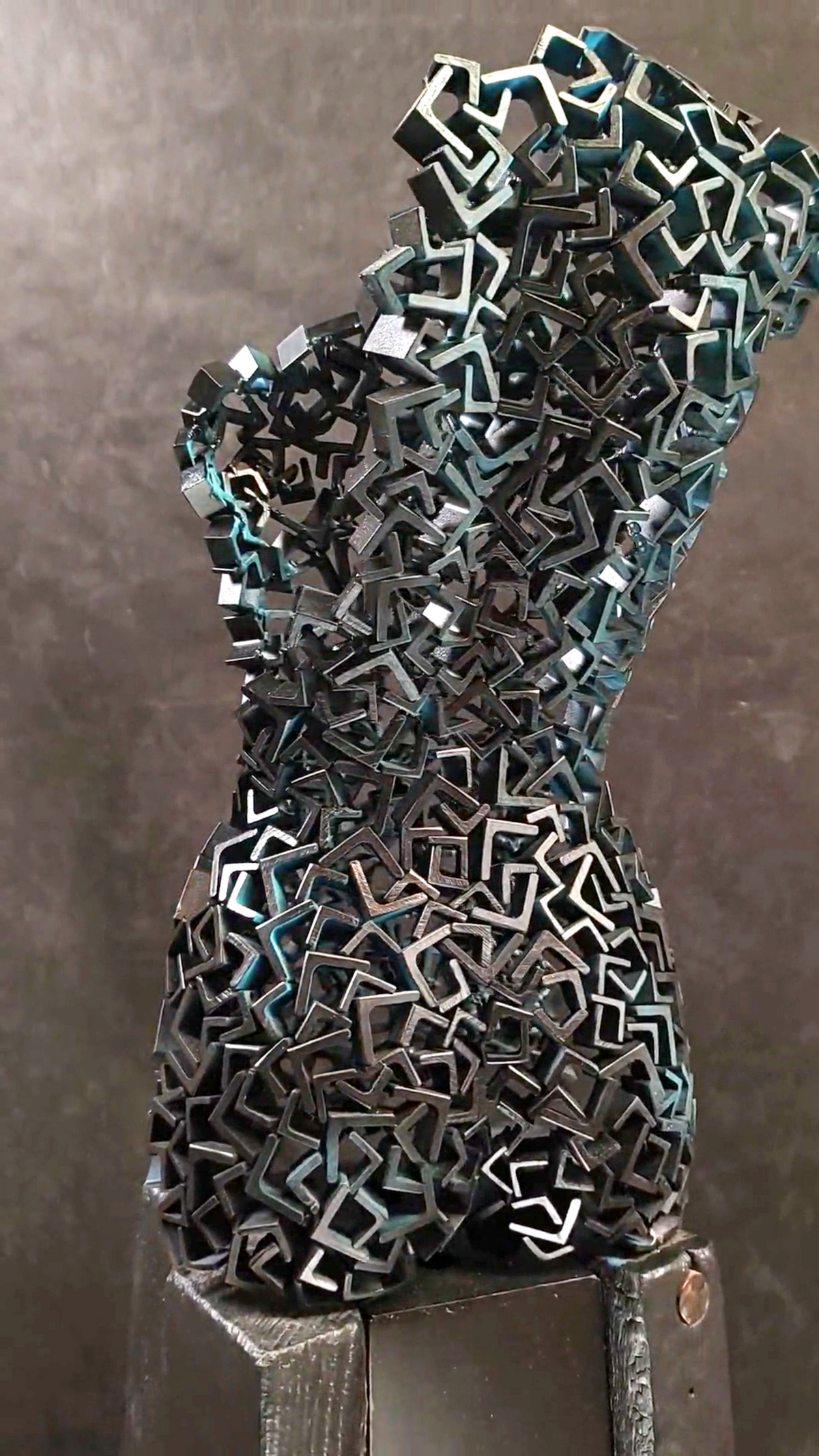 scultura metallo donna, Rebirth 05, arte resilienza, rinascita, scultura ferro, corpo femminile metallico, arte contemporanea, scultura modulare, design industriale, opera d’arte italiana, frammenti di ferro, arte trasformazione
