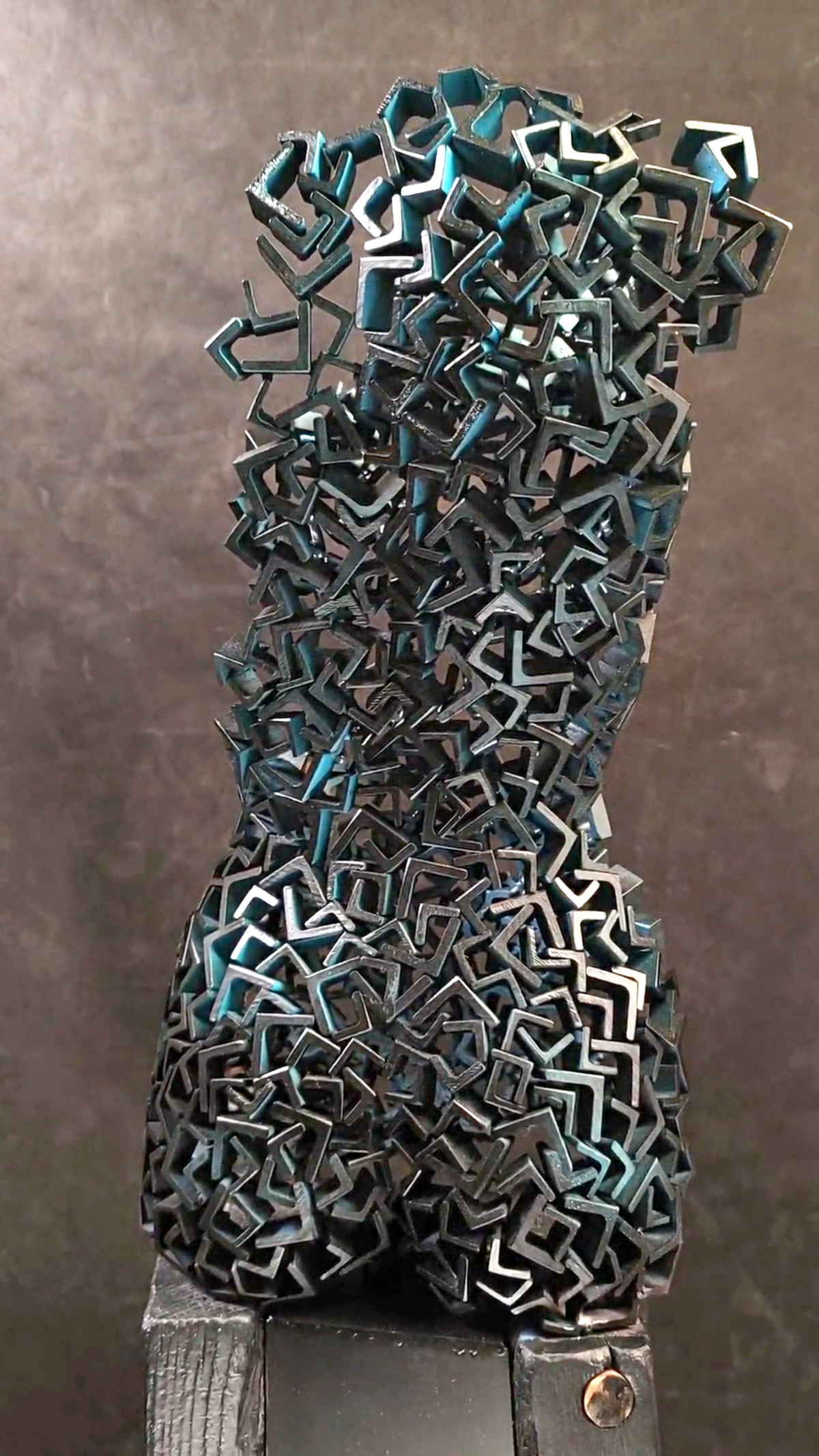scultura metallo donna, Rebirth 05, arte resilienza, rinascita, scultura ferro, corpo femminile metallico, arte contemporanea, scultura modulare, design industriale, opera d’arte italiana, frammenti di ferro, arte trasformazione
