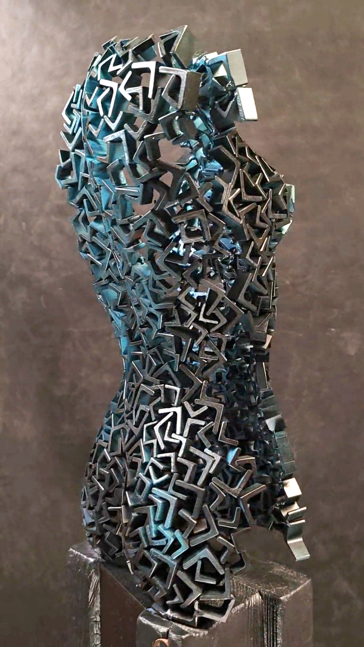 scultura metallo donna, Rebirth 05, arte resilienza, rinascita, scultura ferro, corpo femminile metallico, arte contemporanea, scultura modulare, design industriale, opera d’arte italiana, frammenti di ferro, arte trasformazione
