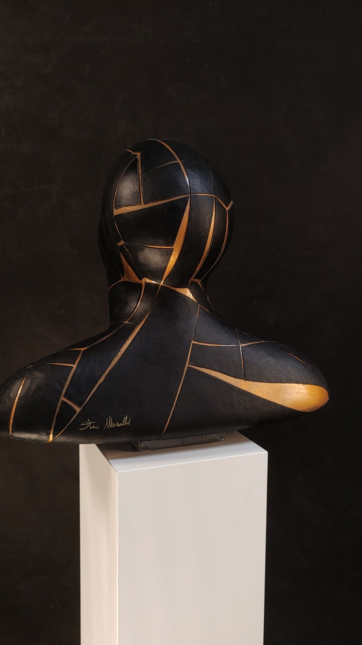 è una scultura in resina dorata che frammenta con eleganza il busto maschile, fondendo linee geometriche e superfici materiche. Un’opera di arte contemporanea e design scultoreo che unisce precisione artigianale e pura poesia visiva, perfetta per chi cerca un elemento di lusso e forte impatto in ambienti moderni.
