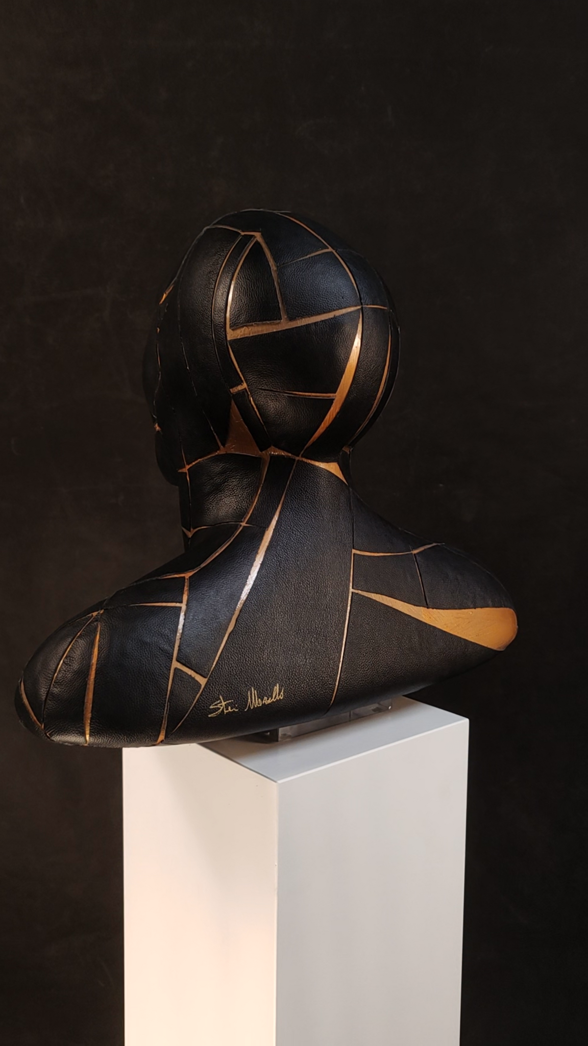 è una scultura in resina dorata che frammenta con eleganza il busto maschile, fondendo linee geometriche e superfici materiche. Un’opera di arte contemporanea e design scultoreo che unisce precisione artigianale e pura poesia visiva, perfetta per chi cerca un elemento di lusso e forte impatto in ambienti moderni.