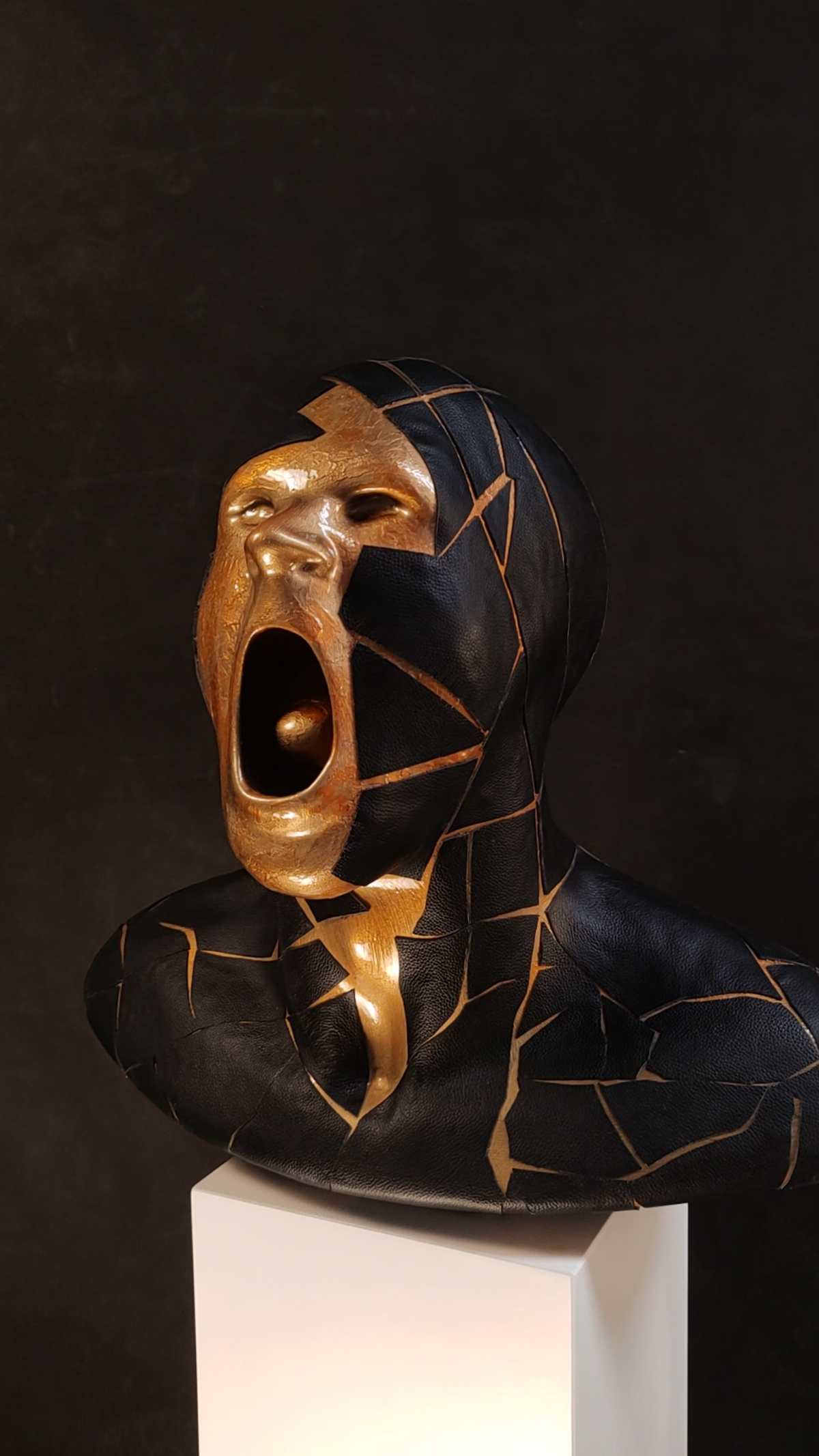è una scultura in resina dorata che frammenta con eleganza il busto maschile, fondendo linee geometriche e superfici materiche. Un’opera di arte contemporanea e design scultoreo che unisce precisione artigianale e pura poesia visiva, perfetta per chi cerca un elemento di lusso e forte impatto in ambienti moderni.
