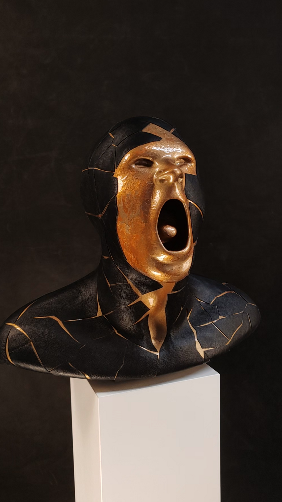 è una scultura in resina dorata che frammenta con eleganza il busto maschile, fondendo linee geometriche e superfici materiche. Un’opera di arte contemporanea e design scultoreo che unisce precisione artigianale e pura poesia visiva, perfetta per chi cerca un elemento di lusso e forte impatto in ambienti moderni.
