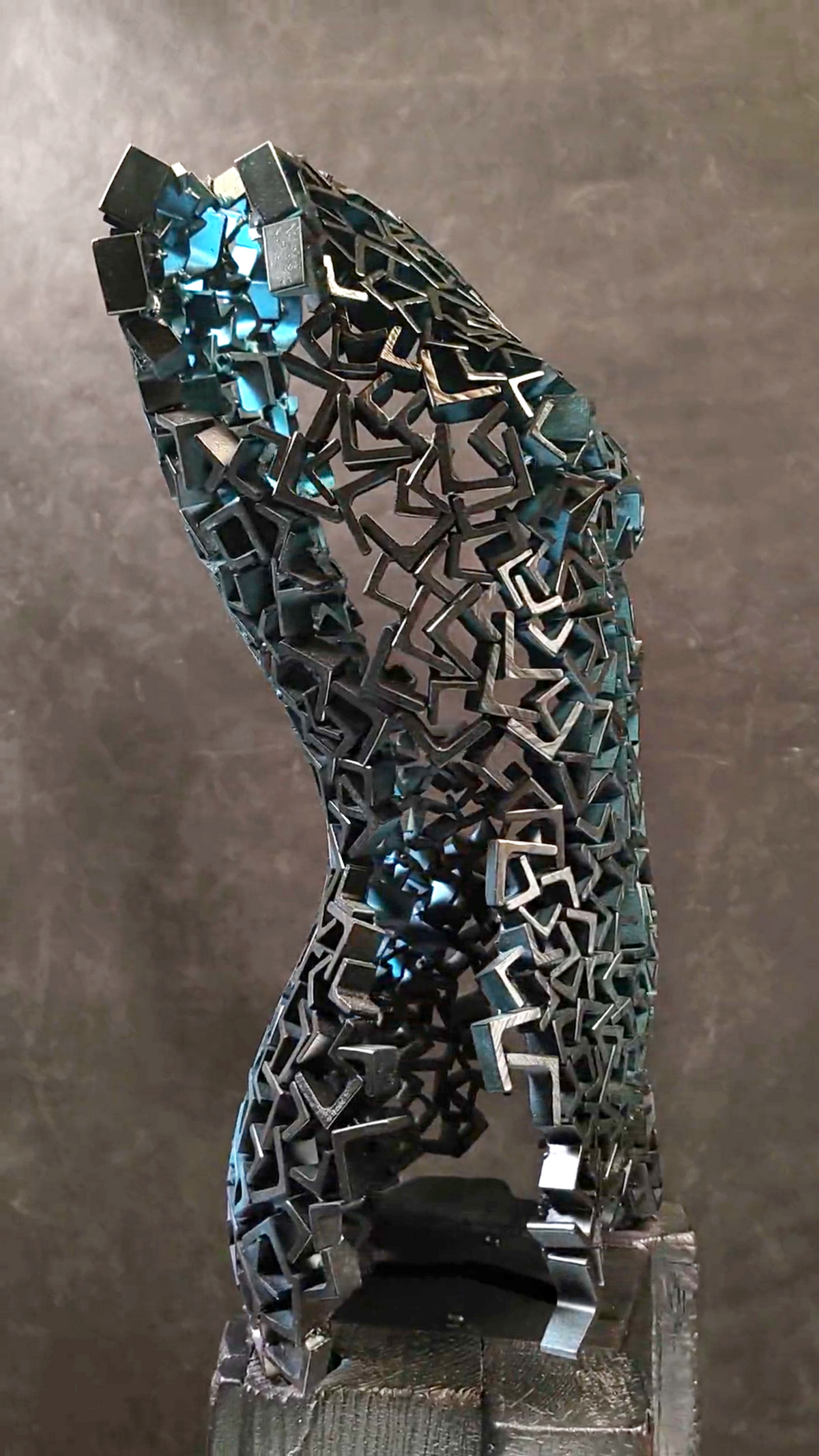 scultura metallo donna, Rebirth 05, arte resilienza, rinascita, scultura ferro, corpo femminile metallico, arte contemporanea, scultura modulare, design industriale, opera d’arte italiana, frammenti di ferro, arte trasformazione
