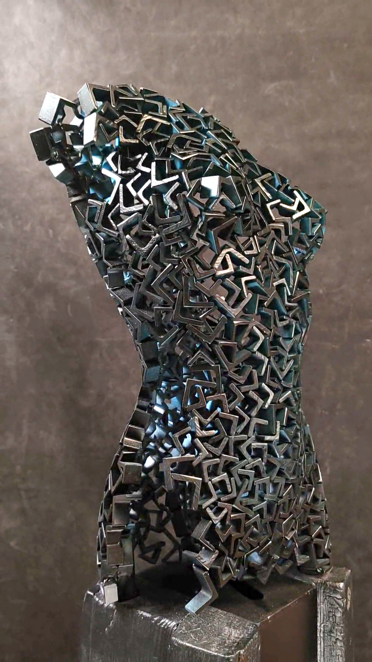 scultura metallo donna, Rebirth 05, arte resilienza, rinascita, scultura ferro, corpo femminile metallico, arte contemporanea, scultura modulare, design industriale, opera d’arte italiana, frammenti di ferro, arte trasformazione
