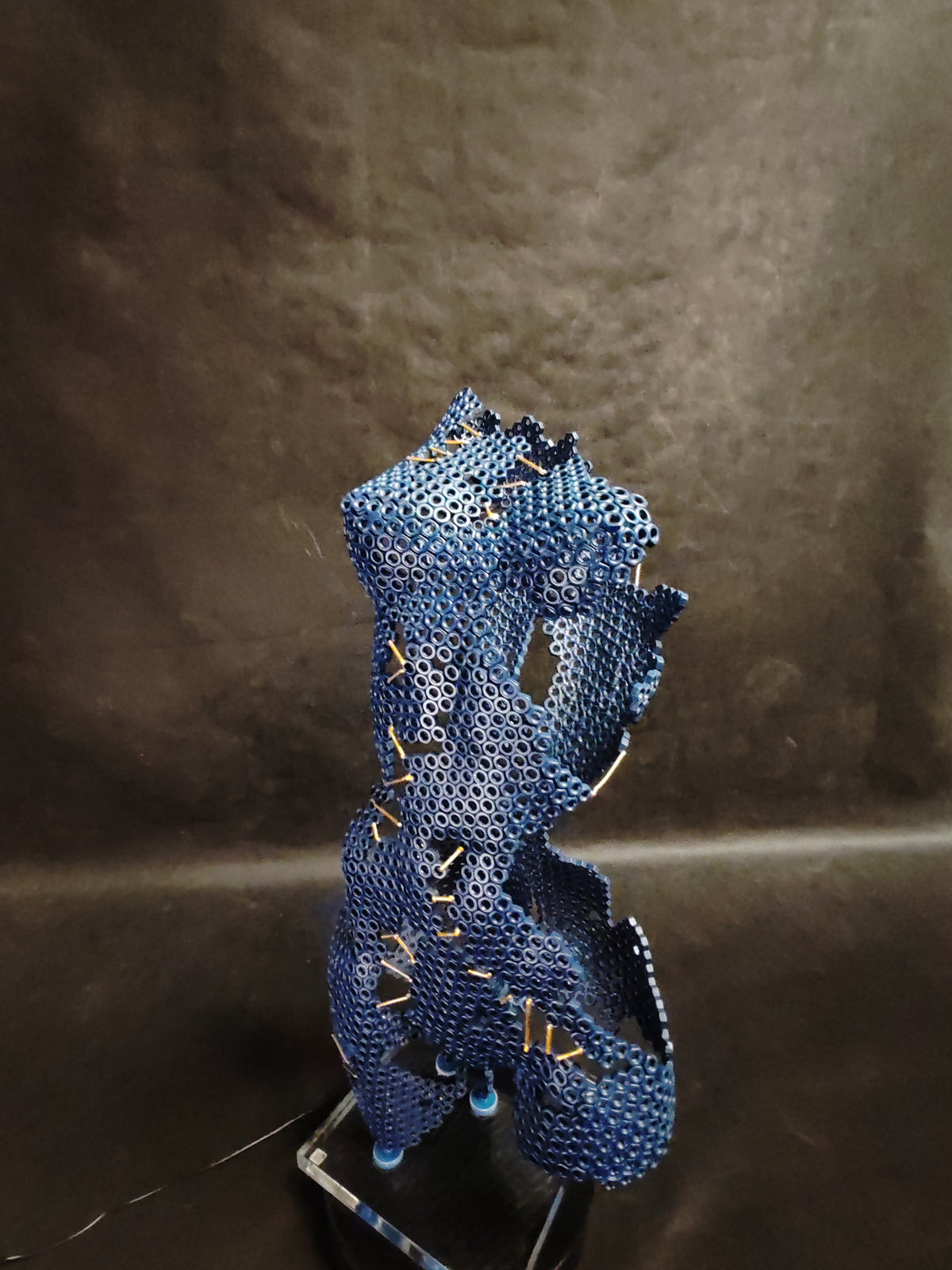 scultura SUTURA