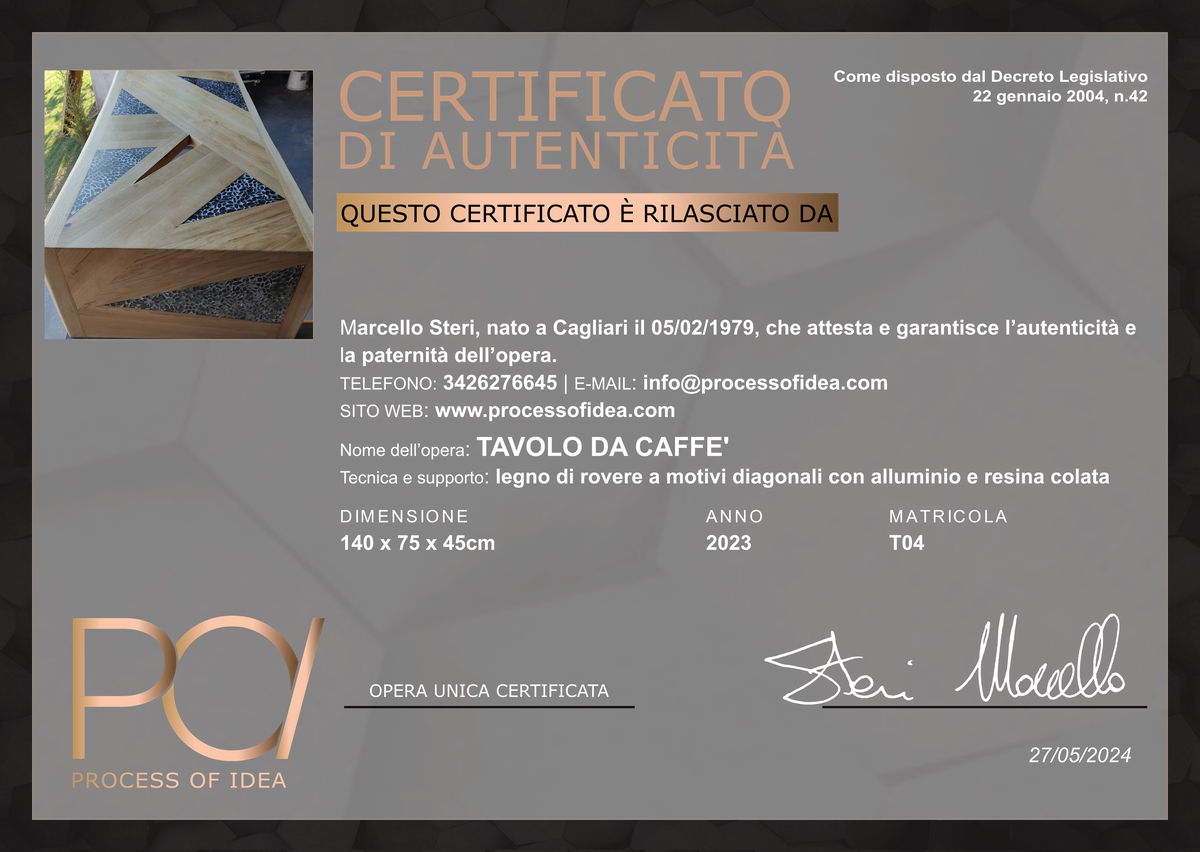 tavolo in quercia, superficie in rovere massello sagomata in pannelli geometrici, con inserti a triangoli di resina traslucida a effetto ciottolato. Linee pulite e volumi decisi definiscono un’estetica contemporanea.