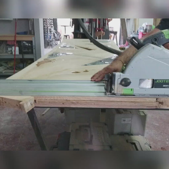 tavolo in quercia, superficie in rovere massello sagomata in pannelli geometrici, con inserti a triangoli di resina traslucida a effetto ciottolato. Linee pulite e volumi decisi definiscono un’estetica contemporanea.
