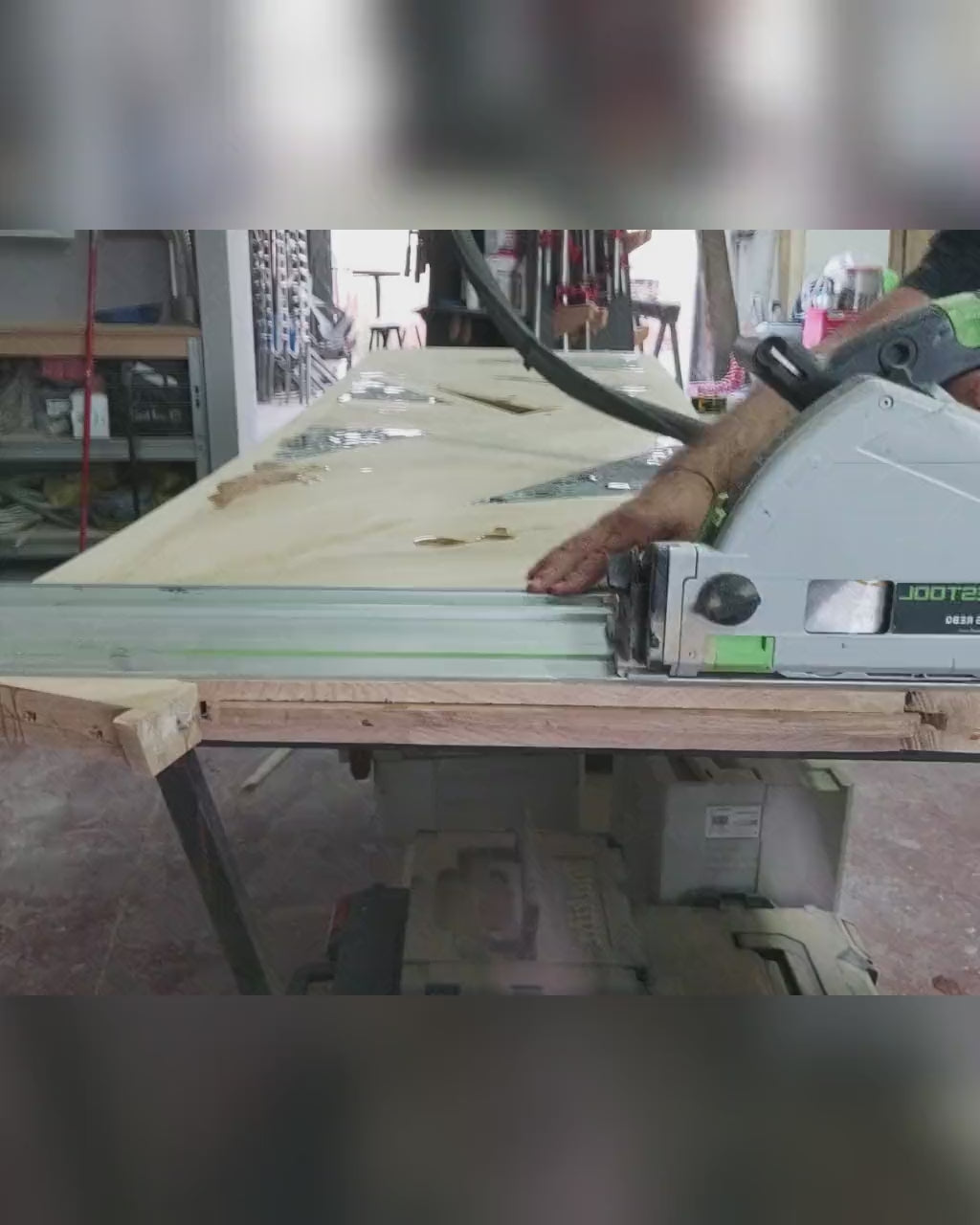 tavolo in quercia, superficie in rovere massello sagomata in pannelli geometrici, con inserti a triangoli di resina traslucida a effetto ciottolato. Linee pulite e volumi decisi definiscono un’estetica contemporanea.