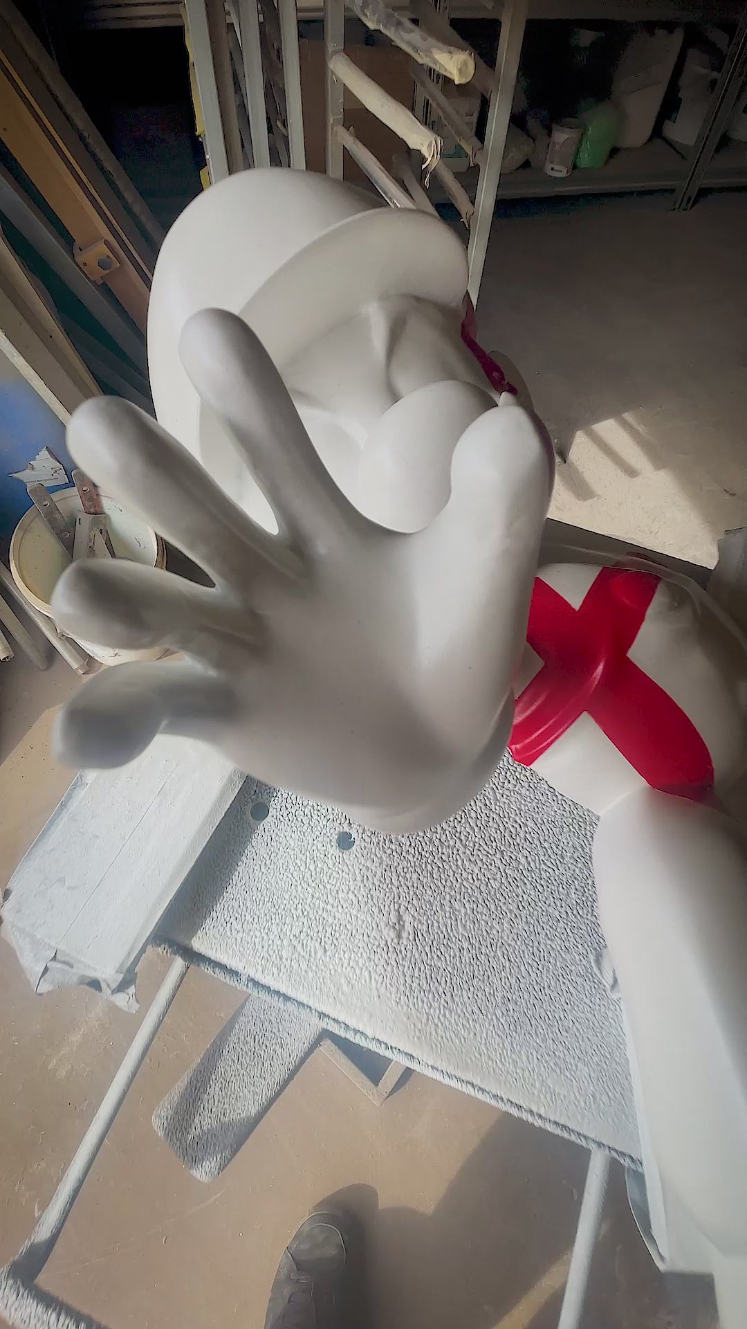 Mario bros 3D, in resina bianca sulla bandiera della sardegna, decorazione da parete moderna ed esclusiva per salotti, uffici, spazi creativi e gallerie. Edizione limitata.
