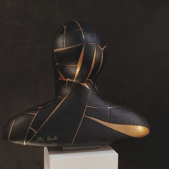è una scultura in resina dorata che frammenta con eleganza il busto maschile, fondendo linee geometriche e superfici materiche. Un’opera di arte contemporanea e design scultoreo che unisce precisione artigianale e pura poesia visiva, perfetta per chi cerca un elemento di lusso e forte impatto in ambienti moderni.