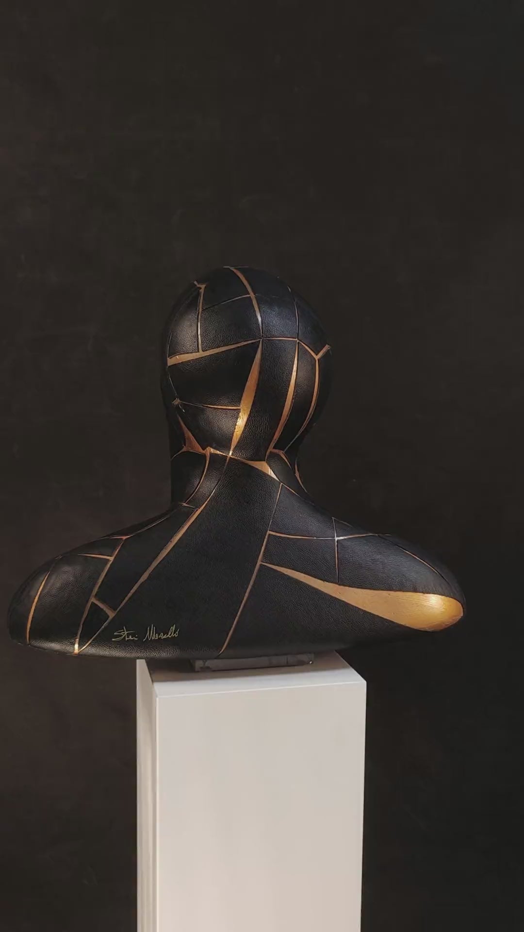 è una scultura in resina dorata che frammenta con eleganza il busto maschile, fondendo linee geometriche e superfici materiche. Un’opera di arte contemporanea e design scultoreo che unisce precisione artigianale e pura poesia visiva, perfetta per chi cerca un elemento di lusso e forte impatto in ambienti moderni.