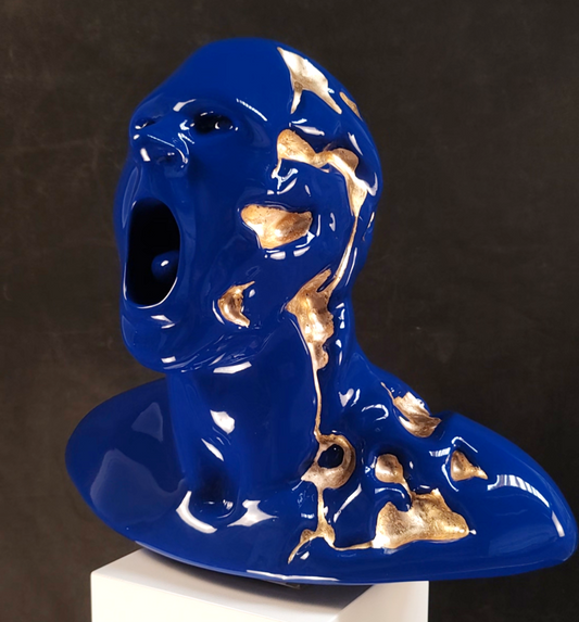 Busto maschile in resina blu cobalto con inserti in foglia oro, Un pezzo moderno ed elegante, perfetto per salotti, uffici o spazi creativi e giardini, esclusivo